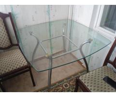 Стеклянный кухонный стол б/у.
